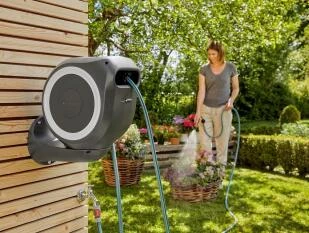 Gardena Slangenbox aan schuur
