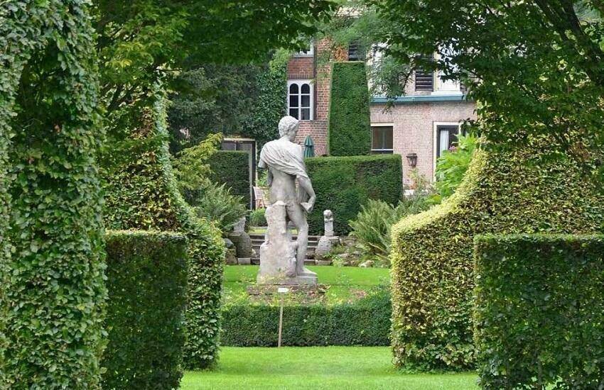 Doorkijkje tuin met beeld De Wildenborch