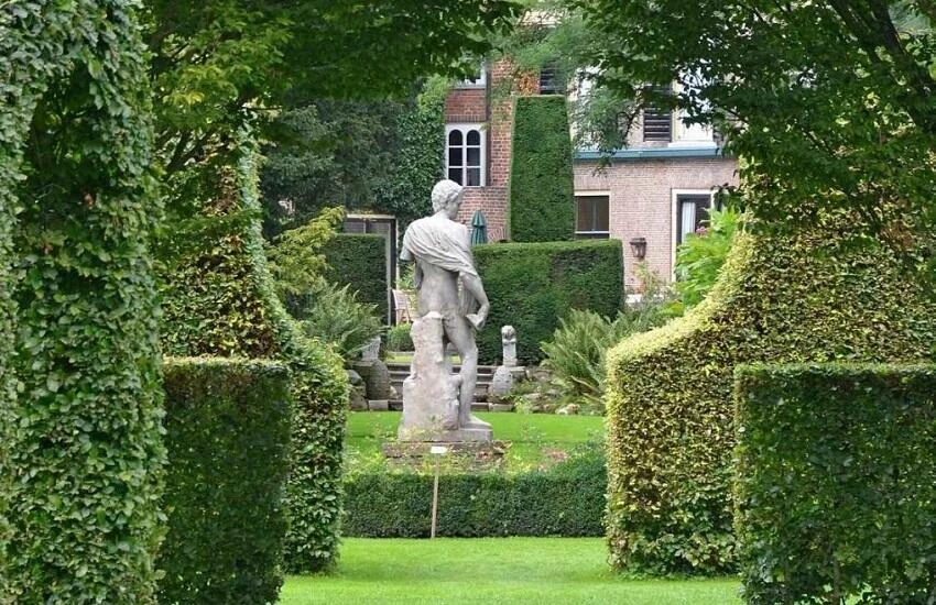 Doorkijkje tuin met beeld De Wildenborch