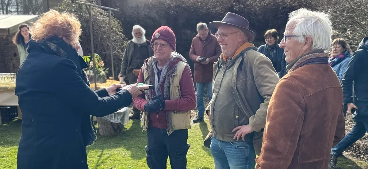 Ansje Leopold-Teunissen reikt de Rob Lopold Penning uit aan Bob Foltz en Andries Bierling in aanwezigheid van de eerder gedecoreerde Eric Spruit, foto Janine Prins