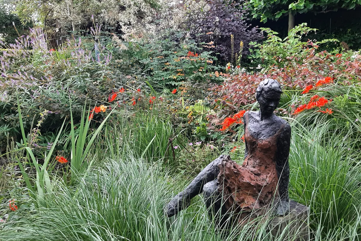 Nazomeren in Niedorp danseres in tuin