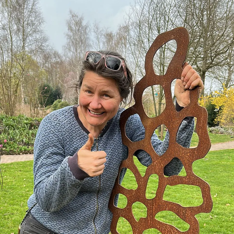 Juul Rameau met Toorts sculptuur - De Tuin in vier seizoenen