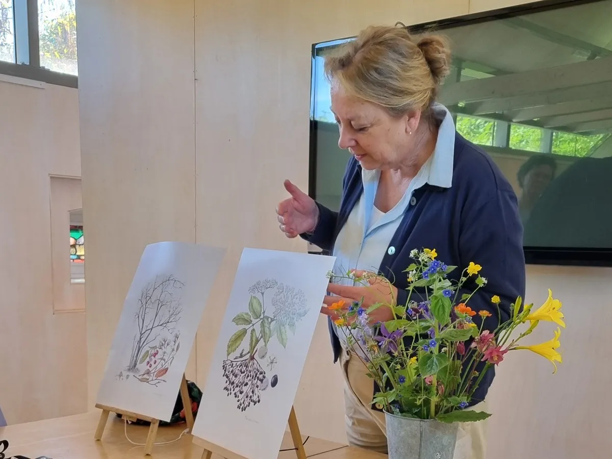 Docent Monique Lefferts workshop Bot. tekenen - Tuinen Mien Ruys - De Tuin in vier seizoenen