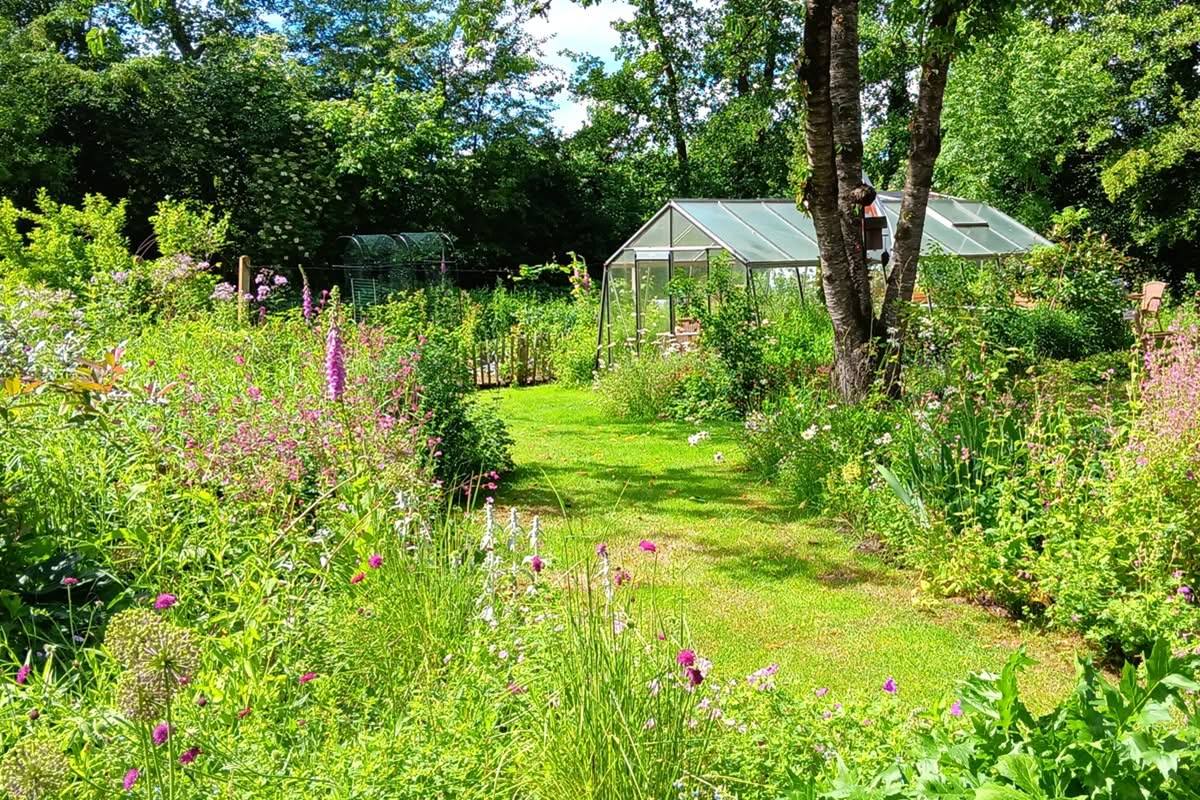 Landelijke tuin met tuinkas